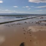 derenin tasmasi ile yollar ve tarim arazilerini su basti mahsur kalan surucu kurtarildi 2 c5c3d33489cb