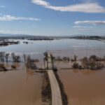 derenin tasmasi ile yollar ve tarim arazilerini su basti mahsur kalan surucu kurtarildi 2 d41962dcc0f5