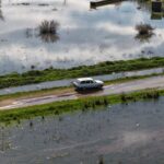 derenin tasmasi ile yollar ve tarim arazilerini su basti mahsur kalan surucu kurtarildi 2 e9f5cb4a452a