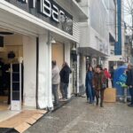 freni bosalan minibus yolcu minibusu ve yayaya ardindan da magaza duvarina carpti 2 yarali e514638e1f5d