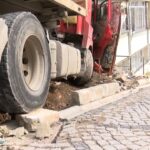 istanbul besiktasta yokustan kayan tir binanin duvarina carparak durabildi a5737135fb3a