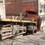 istanbul besiktasta yokustan kayan tir binanin duvarina carparak durabildi fd22af0741e6