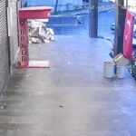 istanbul beylikduzunde is yerinin onundeki turk bayragi indirildi polis kameradaki supheliyi ariyor d4d70a7c70c9