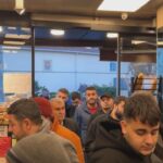 istanbul beyoglunda ilk iftar oncesi pide kuyrugu 8cf5d2da8d5c