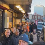 istanbul beyoglunda ilk iftar oncesi pide kuyrugu edbb0ce891b7