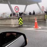 istanbul cekmekoyde giselerde beton bariyere carpan otomobilin surucusu yaralandi guvenlik kamerasi 750e4047edcc