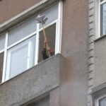 istanbul sultangazide beton pompasinin borusu patladi 2 apartman ve 3 arac betonla kaplandi acbfcdeadb47