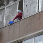 istanbul sultangazide beton pompasinin borusu patladi 2 apartman ve 3 arac betonla kaplandi d410661213f2