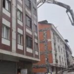 istanbul sultangazide beton pompasinin borusu patladi 2 apartman ve 3 arac betonla kaplandi eae5b5b7509c