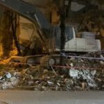 istanbul sultangazide yikimi suren binadan yere dusen beton parca savrularak araca carpti 4c30a7e73969