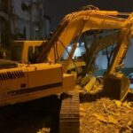 istanbul sultangazide yikimi suren binadan yere dusen beton parca savrularak araca carpti 907f6b5ff8c1