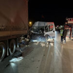 kamyonet park halindeki tira carpti sikisan yolcu oldu 0687ad8a929f