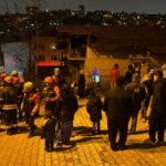 Kamyonetin çarptığı evin duvarından kopan tuğlaların altında kalıp yaralandı 2 kamyonetin carptigi evin duvarindan kopan tuglalarin altinda kalip yaralandi 07caea2dea88