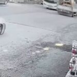 kamyonetin kasasinin acilan kapagi yayaya carpti 7180b6e04ee0