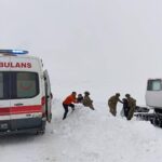 karsta hasta cocuklar paletli aracla saglik ekiplerine ulastirildi 40a24a190c02