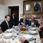 musavat dervisoglu sehit uzman cavus dolapcinin ailesiyle iftar yapti f3b972b75e1e