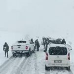 musta kar ve firtina nedeniyle yolda kalan 3 aracta mahsur kalanlar kurtarildi d0380bf63b79