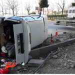 onundeki araca carpmamak icin surucusunun ani manevra yaptigi otomobil yan yatti 134e0cc80131