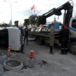 onundeki araca carpmamak icin surucusunun ani manevra yaptigi otomobil yan yatti 5220838aefa8