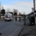 onundeki araca carpmamak icin surucusunun ani manevra yaptigi otomobil yan yatti 898c4216661e