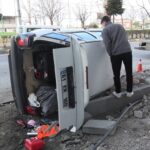 onundeki araca carpmamak icin surucusunun ani manevra yaptigi otomobil yan yatti cc02df10ef58