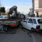 onundeki araca carpmamak icin surucusunun ani manevra yaptigi otomobil yan yatti db18b08e77c4