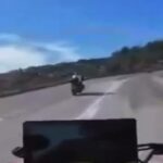 otomobile carpan motosikletin surucusu oldu kaza kask kamerasinda 135702dd85ca