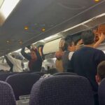 rahatsizlandigini soyleyip ucaktan inen yolcu diger yolculardan helallik istedi 0dfb6420bd8c