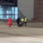 rahatsizlandigini soyleyip ucaktan inen yolcu diger yolculardan helallik istedi 327d661c3733