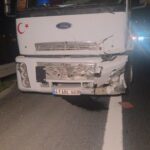Seyir halindeyken aniden arızalanan otomobile kamyon çarptı: 1 yaralı 4 seyir halindeyken aniden arizalanan otomobile kamyon carpti 1 yarali 782b941945c9