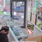 tamire getirilen cep telefonunun bataryasi patlayip alev aldi 5b11e5a256c9