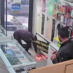 tamire getirilen cep telefonunun bataryasi patlayip alev aldi 5fbc949747c5