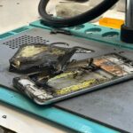 tamire getirilen cep telefonunun bataryasi patlayip alev aldi f2b959153904