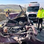 TIR'a arkadan çarpan otomobil 150 metre sürüklendi: 1 yaralı 1 tira arkadan carpan otomobil 150 metre suruklendi 1 yarali 58df14150cfa