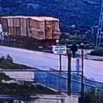 tirdan dusen saman balyalarinin altinda kalip oldu o anlar kamerada c50dcea17859