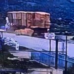 tirdan dusen saman balyalarinin altinda kalip oldu o anlar kamerada f426c19908f2