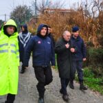 uzerine istinat duvari coken kamyonetinde hayatini kaybetti 5684014b8a2d