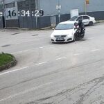 yarali motosiklet surucusune yardim etmek yerine otomobilindeki hasara bakti b9e7f5780511