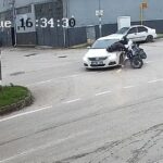 yarali motosiklet surucusune yardim etmek yerine otomobilindeki hasara bakti e3f248278a0d