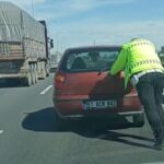 yolda kalan surucunun imdadina trafik polisi yetisti 92d51083977b