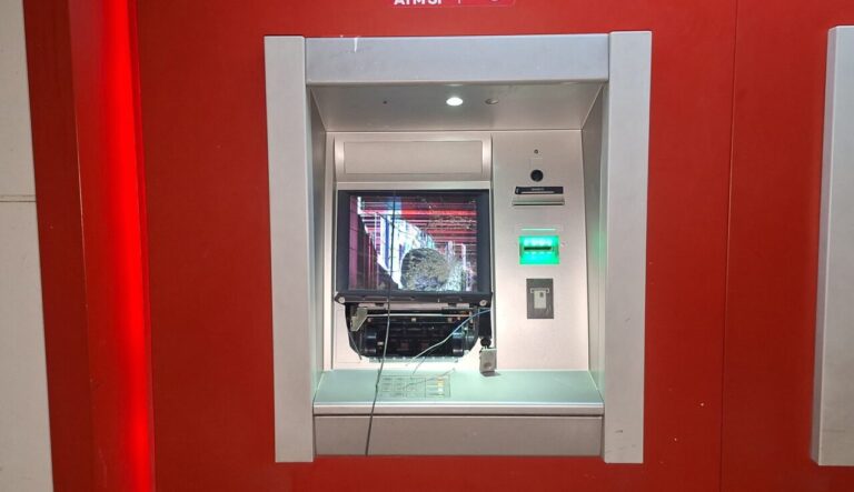 Adana’da ATM’ye zarar veren şüpheli yakalandı; olay anı kamerada
