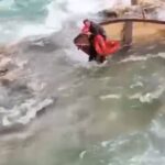 adanada seyhan nehrinde kayikla gezerken mahsur kalan 2 kisi kurtarildi 83ecdf7861ee