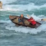 adanada seyhan nehrinde kayikla gezerken mahsur kalan 2 kisi kurtarildi e0cc9b240379