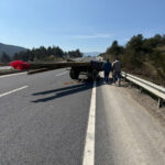 ahsap elektrik diregi tasiyan traktor devrildi 1 olu a5706a7f99ef