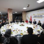 bakan bayraktar bakanlik calisanlariyla iftarda bir araya geldi 802514047ce8