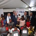 bakan bolat kamerunda sokak cocuklarina serigrafi baski atolyesi projesini ziyaret etti e00de8ec26bf