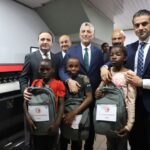 bakan bolat kamerunda sokak cocuklarina serigrafi baski atolyesi projesini ziyaret etti e2582b035f46