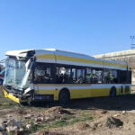 belediye otobusu ile ogrenci servis otobusu carpisti 17 yarali e39efd699ab2