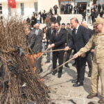 bitliste nevruz programinda protokol uyeleri demir dovdu atesten atladi 96d4b12fb0a2