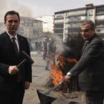 bitliste nevruz programinda protokol uyeleri demir dovdu atesten atladi ef3b997488d9